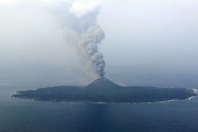 【ヤバい】小笠原諸島・西之島で噴煙1800メートルが発生！大噴火するぞ　専門家「爆発の可能性も」