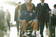 【悲報】日本代表の中村敬斗さん、車椅子で移動…左足は包帯グルグルサンダル履き…