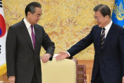 王毅「早く消毒液持って来い！」　～　【韓国】文大統領との握手にためらう王毅外交部長