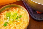 ママさん「インスタントラーメンは麺を茹でたお湯は捨ててスープは新しいお湯で作ったほうが美味くない？」