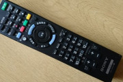 ソニーのテレビのリモコン電池交換に悩む。　開かない！　まるで箱根細工（からくり箱）