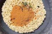 100均のレンジでインスタントラーメン試すンゴ