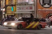 【驚愕】新年早々、秋葉原でドリフトをかまし暴走する車が現れる