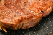 ステーキは「常温に戻す」必要はない？家で焼くと硬くなってしまう理由に「盲点でした」
