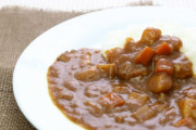 家族「カレーは甘口！じゃがいも、にんじん必要！！」　俺「激辛で肉と玉ねぎだけのカレー食べたい（泣」