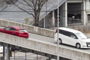 狭い道路で車同士がすれ違うことを「離合(りごう)」って言うよな？