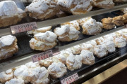 外国人「日本ではこんな超巨大シュークリームが売られてるらしいぞ！」