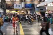 【動画】コミケ会場の駅の改札に闘牛士おってワロタｗｗｗｗ