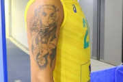【画像】男子バレーブラジル代表のダルラン選手、腕にハイキューの名言と煉獄さんのタトゥーが入っていると話題に