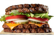 日本で発売された「エクストリーム」なハンバーガーに海外びっくり仰天！(海外の反応)