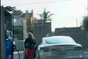 【動画】女の子、「テスラモデルS」でガソリンスタンドに来てしまう