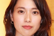 【画像あり】戸田恵梨香「新婚幸せオーラ全開」デコルテや背中があらわになった魅惑のセクシー黒ドレス