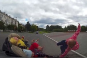 【動画】ベビーカーと子供をぶっ飛ばしてしまった車のドラレコ。