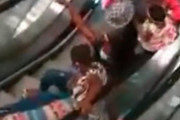 アフリカの街でパニックに陥るエスカレーター初体験の客たち…初めてショッピングモールがオープンした日の映像