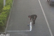 【動画】中国あるある、道路に勝手に自分用駐車スペースの白線を引く！