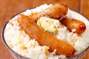 【朗報】ツイッター料理人「ソーセージ入れて米炊くと旨すぎて震える」←4万いいね