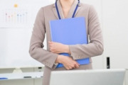 コロナで失業長引く女性、急増34万人　「事務職の仕事、見つからない」