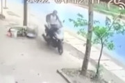 【動画】高速で制御を失ったバイク乗り、頭突きで街路樹を折る。