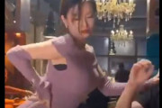 ほとんどの男性が1回見ただけでは気が付かないと話題…酒場でクネクネと踊る女性の映像