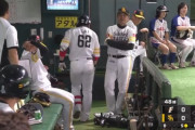 甲斐拓也 牧原の自打球を見て今宮のレガースを奪Sh