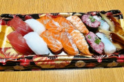 【画像】おまえらの評価が低い「スーパーのパック寿司」見極めれば美味い