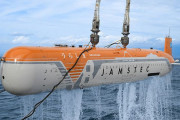 JAMSTEC、深海の無人探査機「うらしま」水深8000メートル到達に成功！