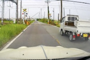 三重県の軽トラさん、近鉄の踏み切りで無茶苦茶な運転をしてしまう。