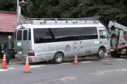【速報】「日テレ」と書かれたマイクロバスが民家に突っ込む事故 （※画像あり）