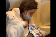 【動画】弱者男性、飛行機内で隣の女性が授乳し始めただけで騒ぎ立ててしまう