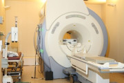 「金属製の鎖」を身に着けていた男性がMRIに引き寄せられ衝突　死亡