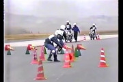 【動画】昔の白バイ教官が二人乗りで訓練生に教え込む技術が凄すぎるｗｗｗｗｗｗｗ