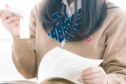 女子高に行ってるんだけど、今日校庭に全裸マンが出現した。
