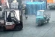 【動画】爪を上げたまま移動していたフォークリフトが起こした最悪の事故。