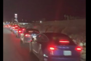 EVの弊害！？テスラが長蛇の列をなしているその訳とは？