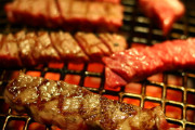 妻と焼肉食い放題になると焼けたやつの奪い合いになるから急いで取らないと終わるので、生焼けを食うハメになる