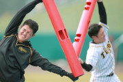 苦しい練習の先に見えるもの　阪神・西純と小川、二人が作るＶの文字