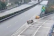 【事故】高速道路の出口分岐でぶっ飛んでしまったテスラ・モデルYの映像。
