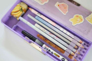 高学年女子は箱型筆箱が恥ずかしいらしい。中身は何が入ってる？流行りの筆箱って？小学生のリアル筆箱レポ