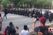 アメリカで警察官60人が抗議デモ集団と対峙し驚きの行動！ 現場は拍手喝采と涙に包まれる！！