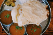 インド料理屋「クソデカナン食べ放題やで〜」「カレーは小さな小鉢にチョロっw」←これ