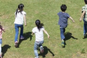家の前の路地で小学生が遊んでるのを見るたびうちの4歳の子が混ざりたがって困る
