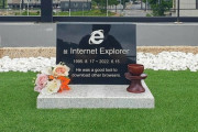 【画像】韓国にＩＥのお墓　He was a good tool to download other browsers