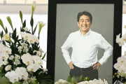 安倍元総理への献花、40分待ちの大行列
