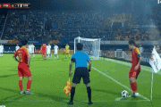 【悲報】サッカー中国代表、とんでもないコーナーキックをしてしまうｗｗｗ
