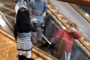 【ほっこり動画】エスカレーターの上から手を振り続ける女の子とそれに応える大人たち