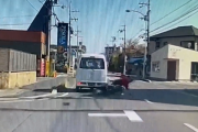 【動画】軽バンがバイクをあおり運転した後にとんでもない行動に出る様子が目撃される　ドラレコ映像が酷すぎると話題に・・・