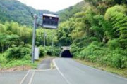 変わった色の電球が付いた道路情報板だなと思ったら、クソデカ蜂の巣で変な声出たww