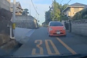 これは最悪。はみ出し運転の対向車が原因で溝に落ちてしまうドラレコ。