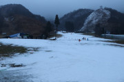 【悲報】スキー場、雪が無さすぎてゴミ拾いを始めてしまう