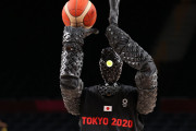 海外「契約しろ！」東京五輪のバスケット会場に現れたロボットに海外興味津々！（海外の反応）